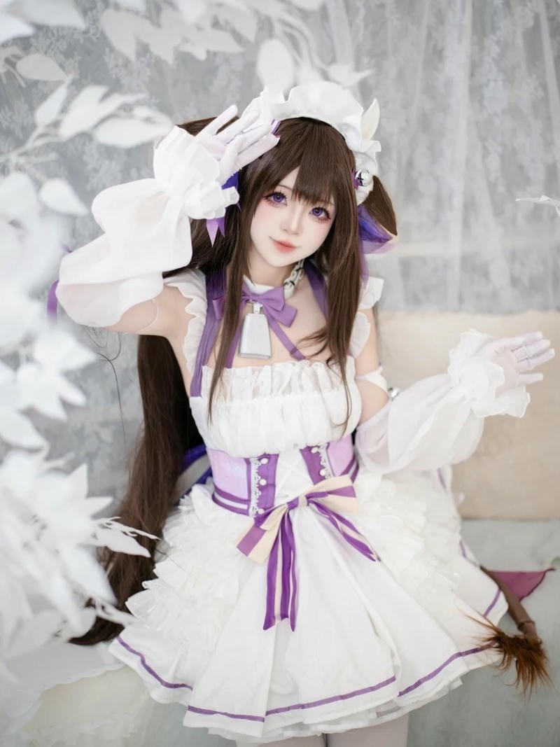 Ảnh cosplay bò sữa váy trắng xòe rộng dễ thương