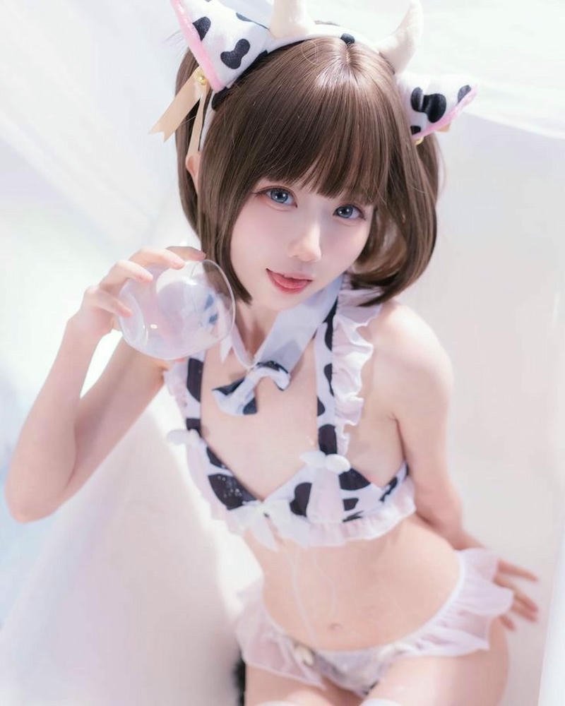 Ảnh cosplay bò sữa váy yếm đeo chuông cổ