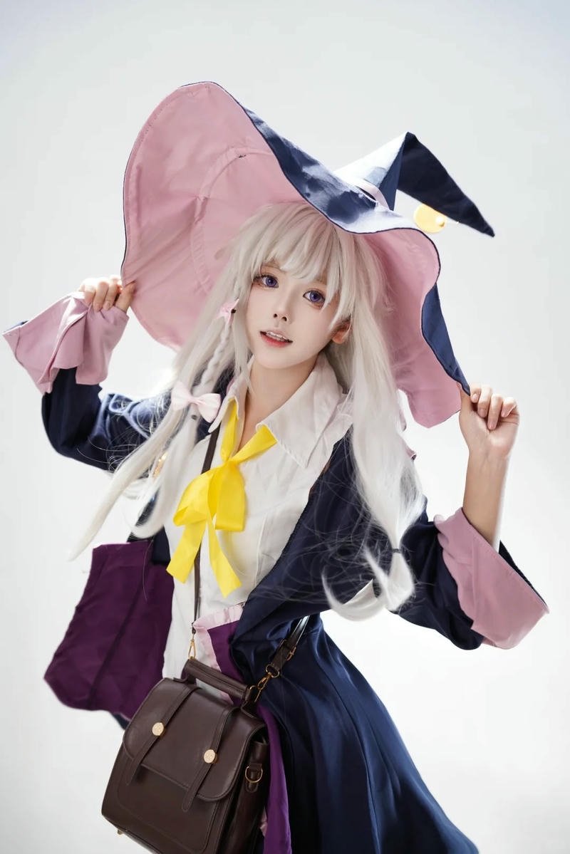 Ảnh cosplay phù thủy phong cách cổ tích tối