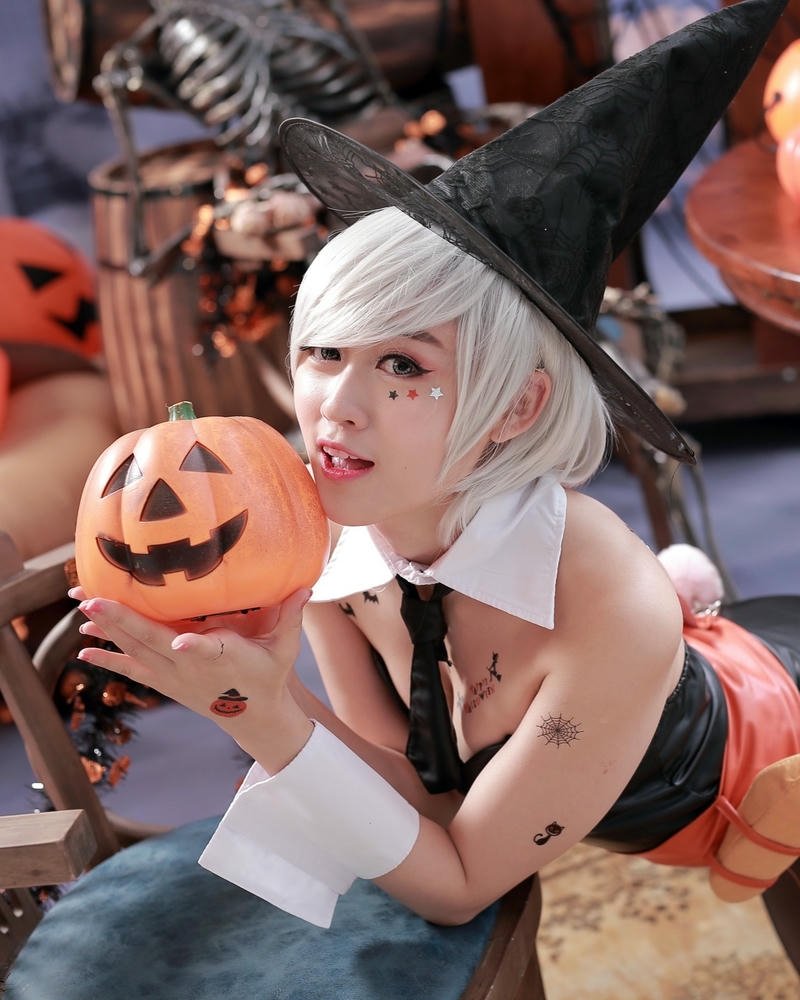 Ảnh cosplay phù thủy phong cách fantasy huyền bí