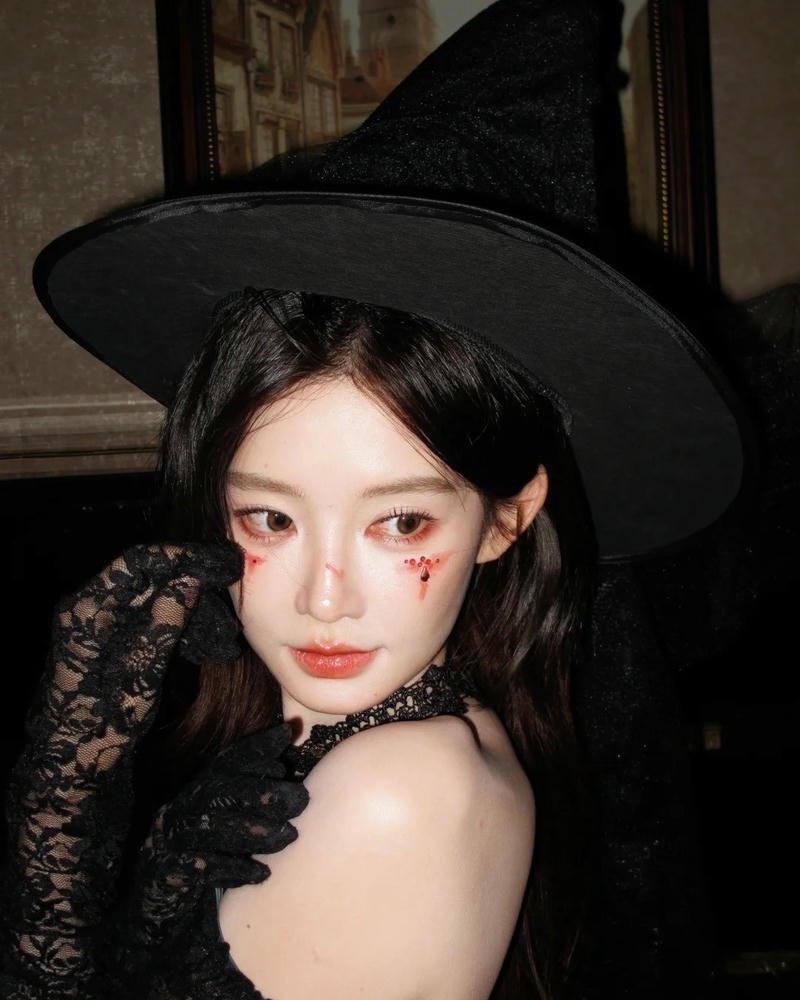 Ảnh cosplay phù thủy phong cách phù phép bí ẩn