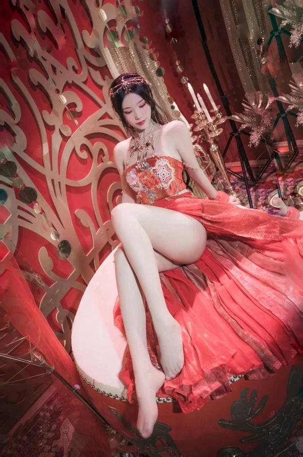 Cổ y xẻ cao tôn dáng nóng bỏng