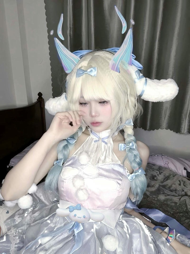 Cosplay Arum liên quân tóc trắng sừng xanh độc đáo