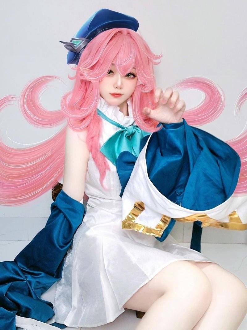 Cosplay Capheny hầu gái liên quân ngồi trên ghế gỗ