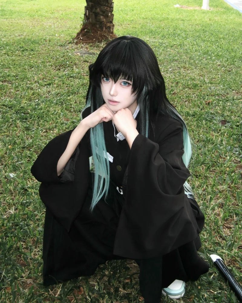 Cosplay Hà Trụ ngồi thư giãn trên bãi cỏ