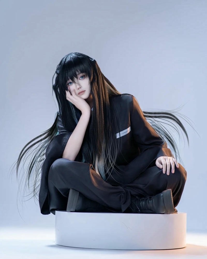 Cosplay Hà Trụ ngồi trên bục trắng phông nền xám