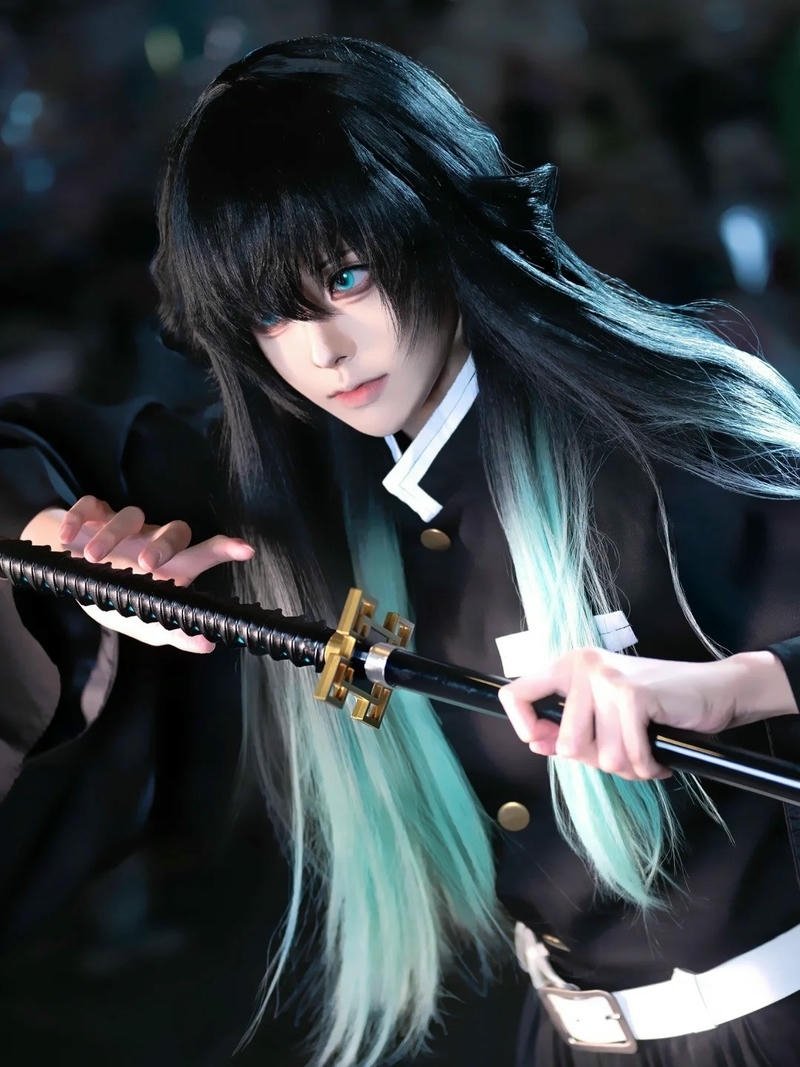 Cosplay Hà Trụ nhìn cận mặt với biểu cảm lạnh lùng