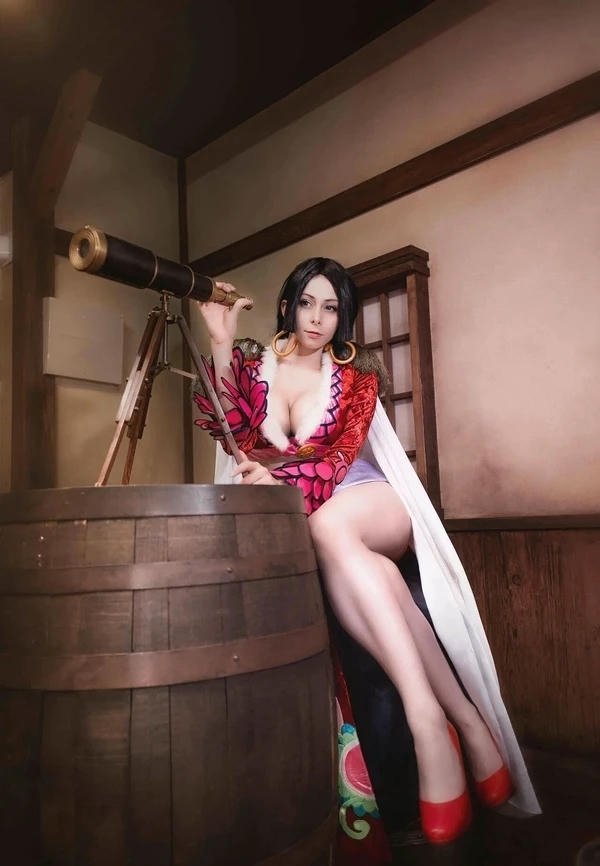 Cosplay One Piece quyến rũ tạo dáng nghệ