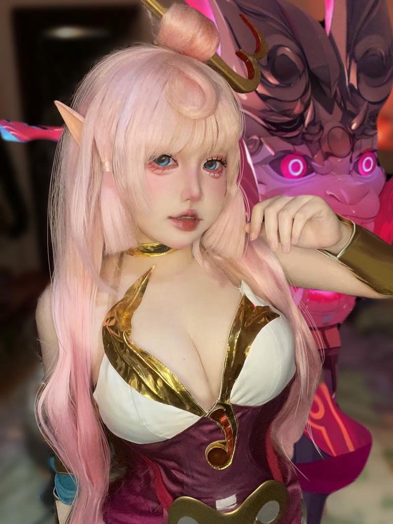 Cosplay Veres liên quân trang phục đỏ hồng lộng lẫy