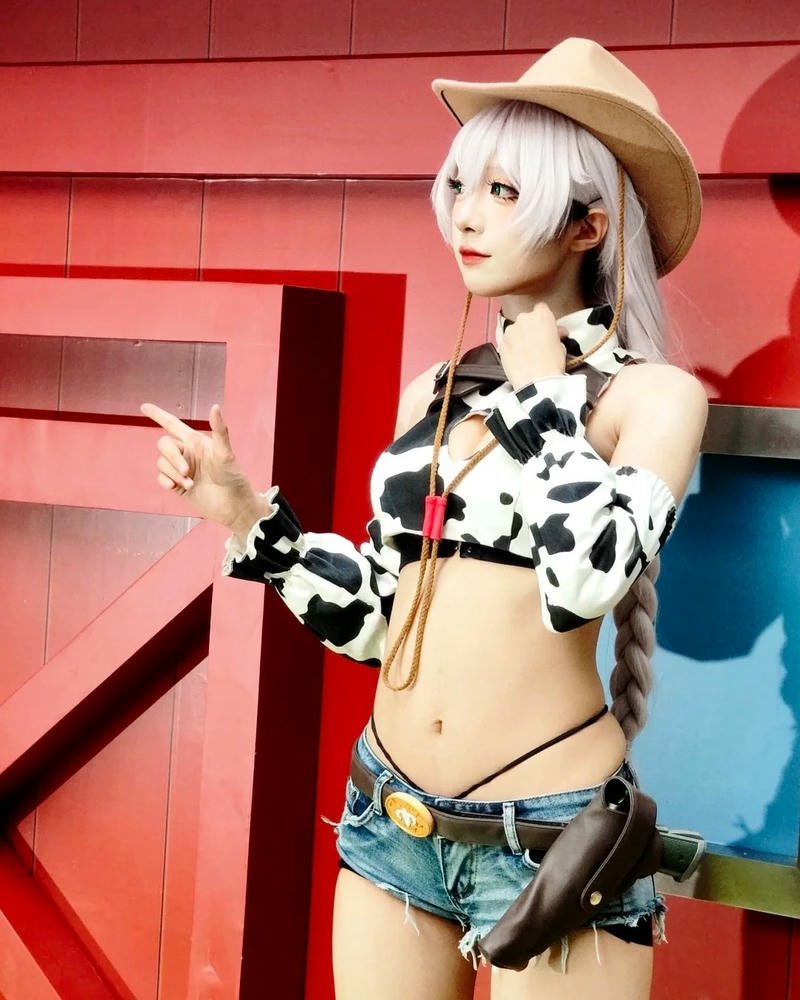 Cosplay bò sữa cao bồi cầm súng nhìn nghiêng