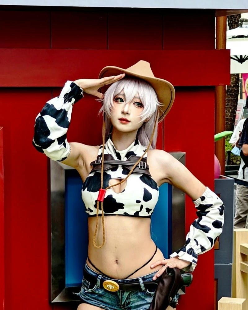 Cosplay bò sữa cao bồi đứng trước cửa đỏ