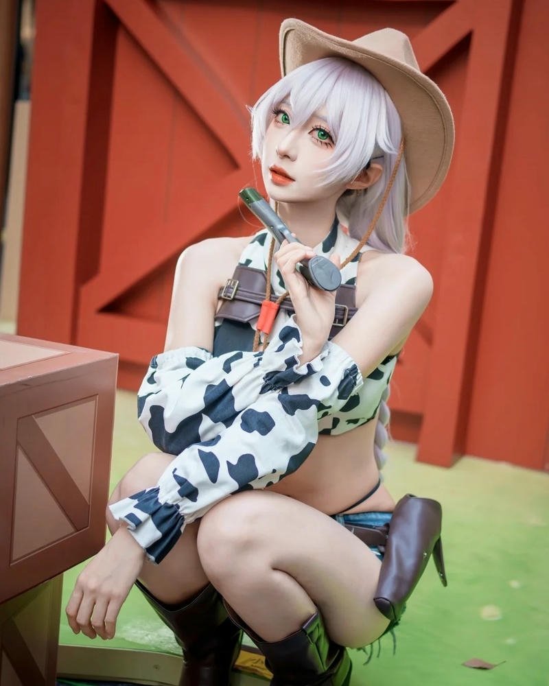 Cosplay bò sữa cao bồi quần short bò ngồi
