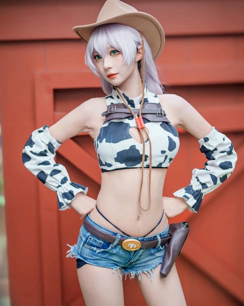 Cosplay bò sữa cao bồi tay chống hông tự tin