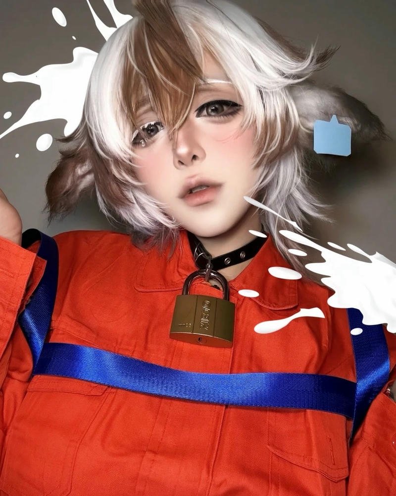 Cosplay bò sữa cute mặc áo khoác đỏ tai bò