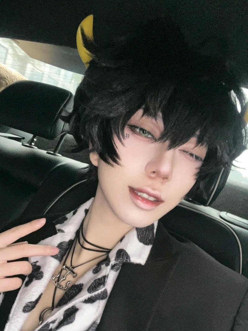 Cosplay bò sữa nam cận mặt sừng bò nhỏ