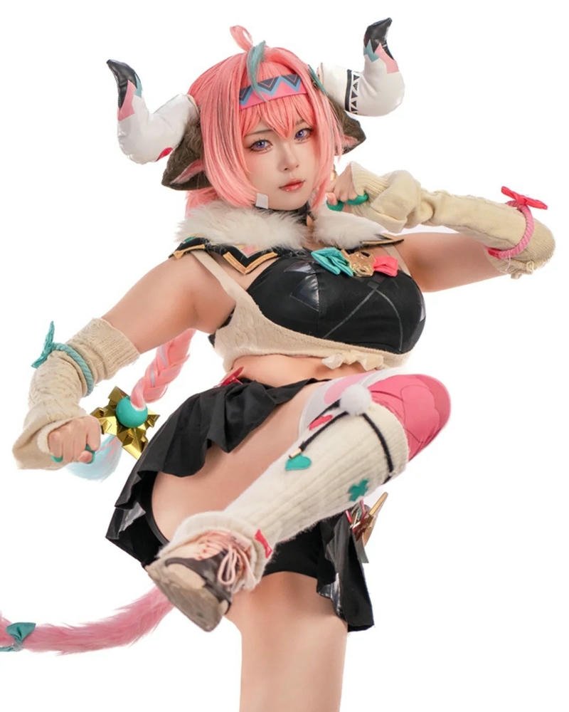 Cosplay bò sữa sexy tạo dáng chiến đấu năng động