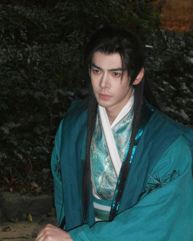 Cosplay cổ trang Trung Hoa nữ tính tạo dáng nhẹ nhàng