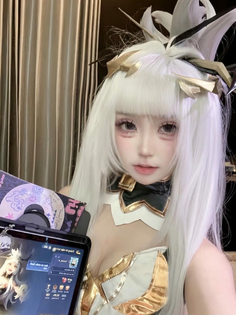 Cosplay liên quân Arum tóc trắng trang phục tím đẹp