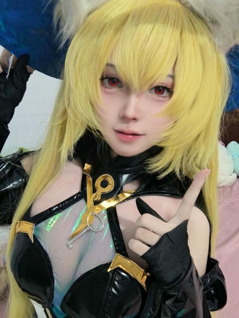 Cosplay liên quân Capheny hầu gái đeo kính cận mặt