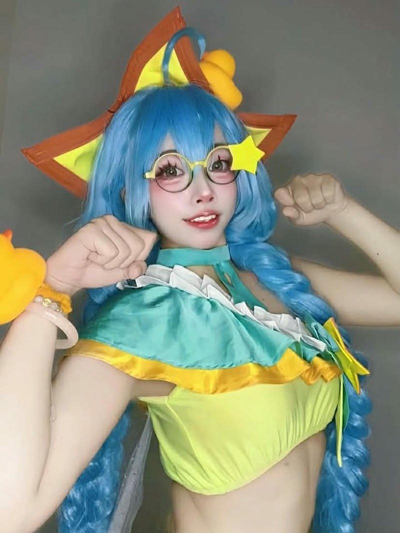 Cosplay liên quân Krixi áo vàng váy xanh năng động