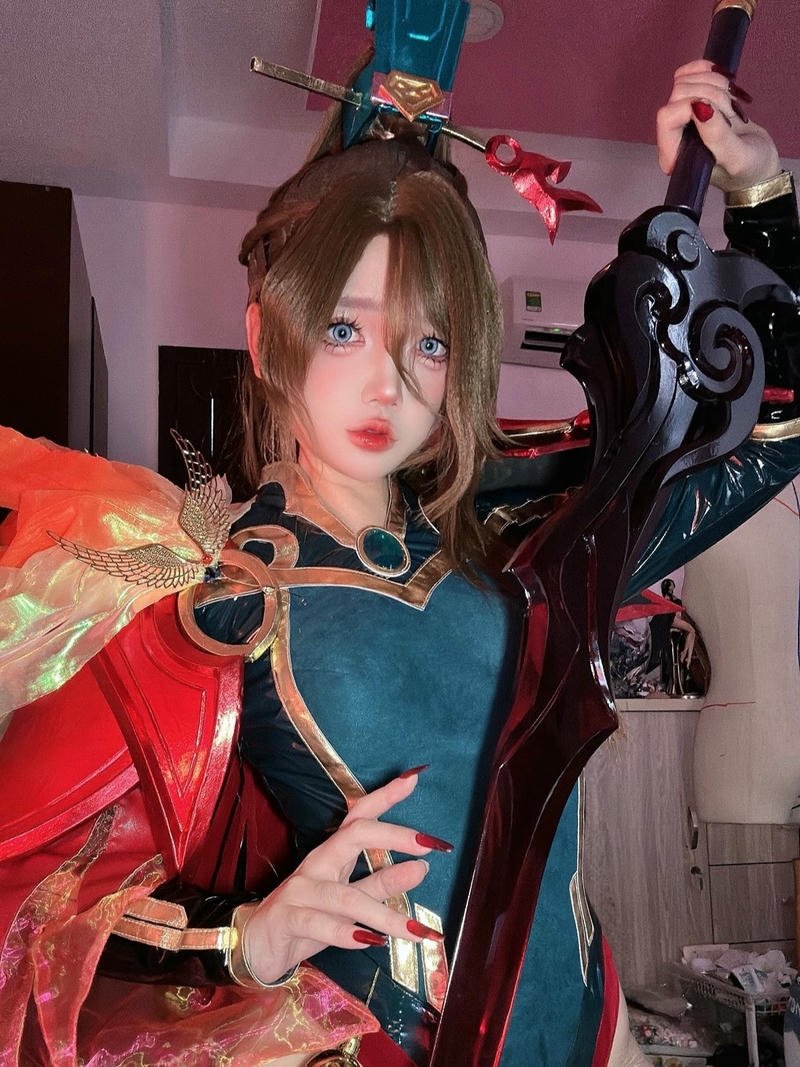 Cosplay liên quân Veres trang phục đỏ phong cách Nhật