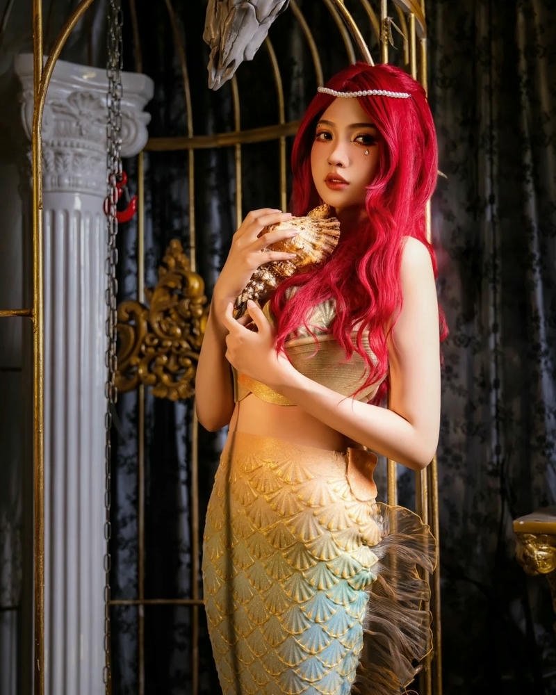 Cosplay nàng tiên cá Ariel cầm ốc biển trên tay