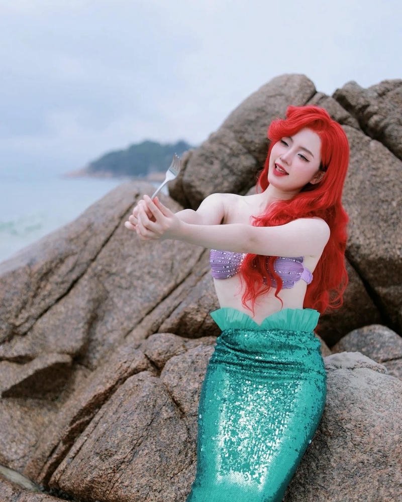 Cosplay nàng tiên cá Ariel ngồi trên mỏm đá biển