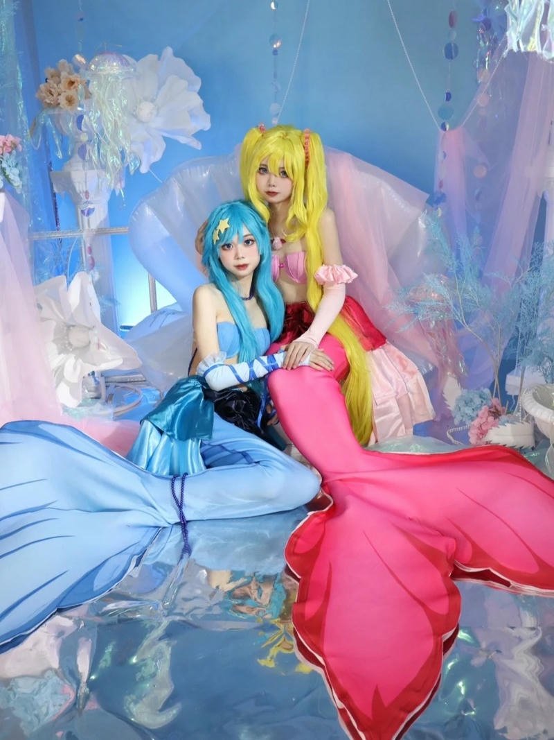 Cosplay nàng tiên cá đôi bạn thân sắc màu rực rỡ