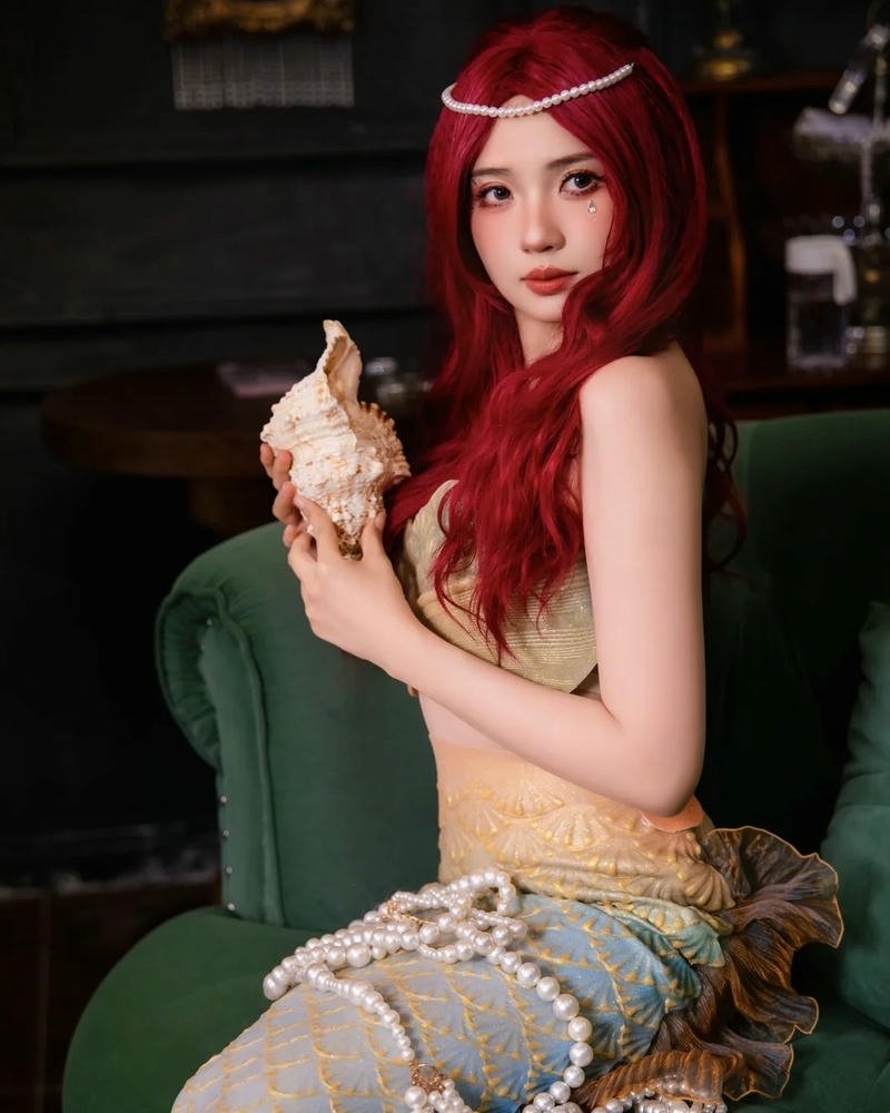 Cosplay nàng tiên cá sexy ngồi ghế sofa cổ điển