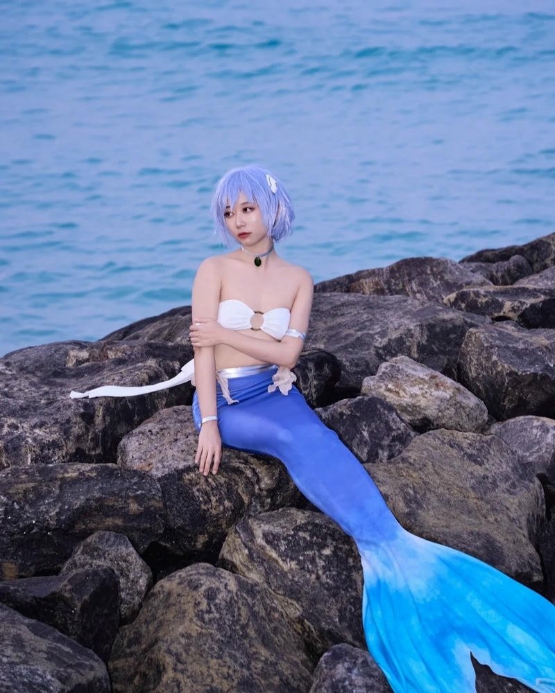 Cosplay nàng tiên cá sexy tóc xanh bên bờ biển