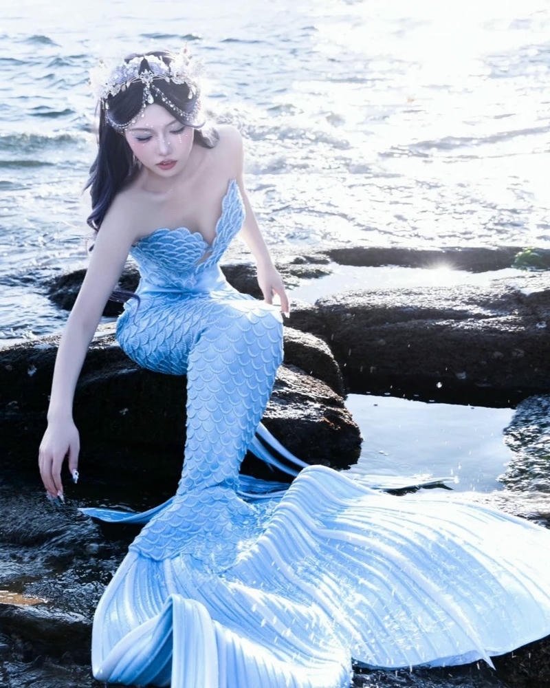 Cosplay nàng tiên cá tạo dáng bên bờ biển xanh