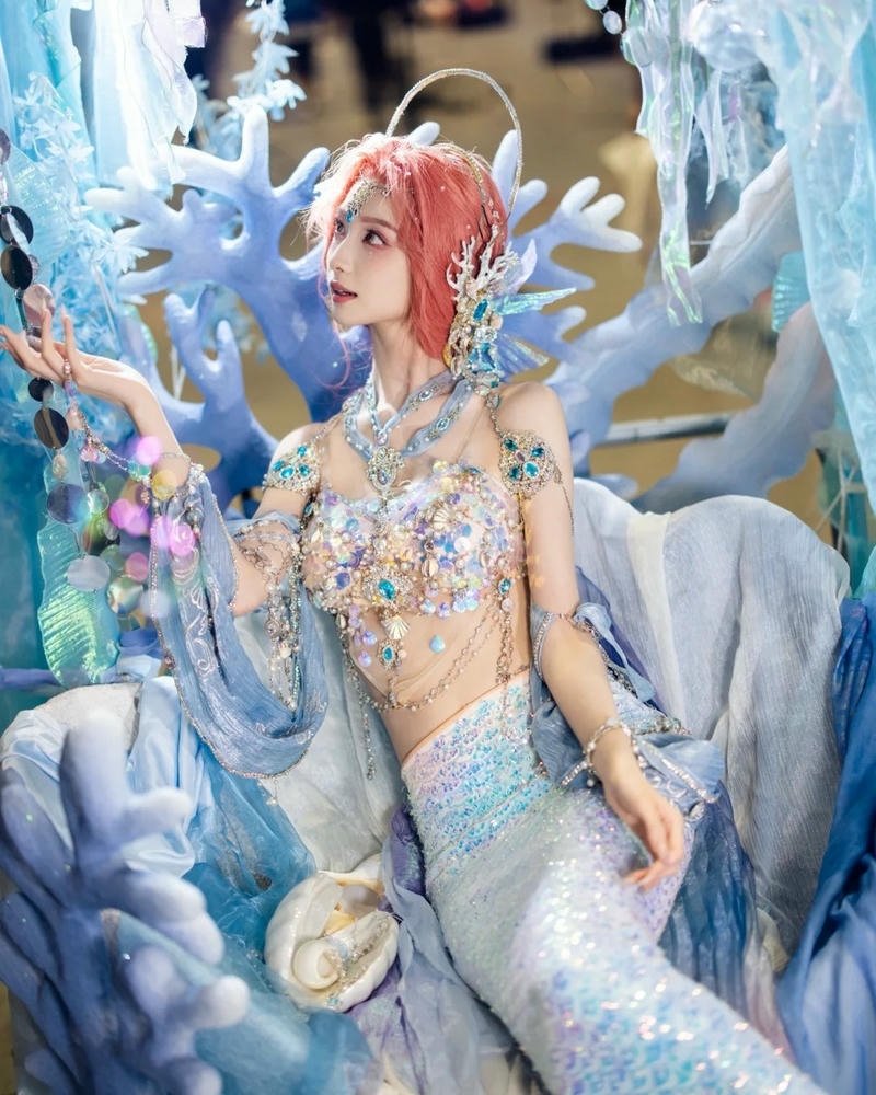 Cosplay nàng tiên cá tóc đỏ ngồi trên rạn san hô