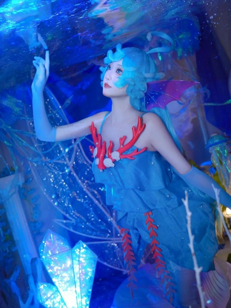 Cosplay nàng tiên cá tóc xanh trong hồ nước lung linh