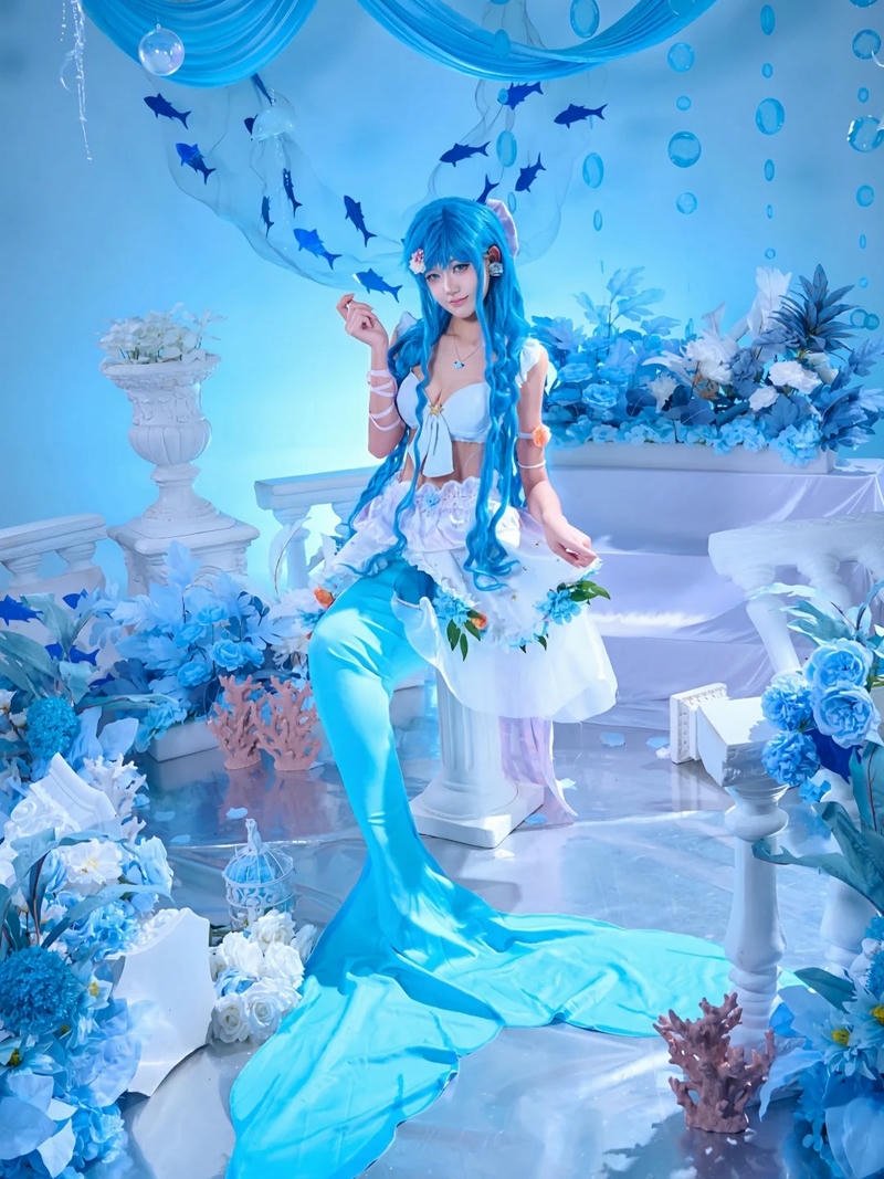 Cosplay nàng tiên cá xanh dương bối cảnh trong nhà