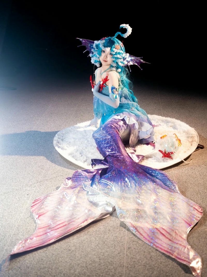 Cosplay nàng tiên cá xanh dương ngồi trên nền đen