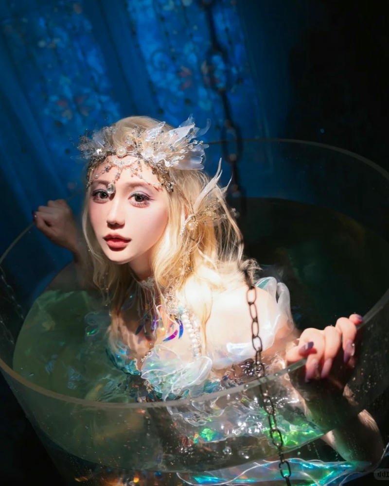 Cosplay nàng tiên cá xinh đẹp bí ẩn dưới nước