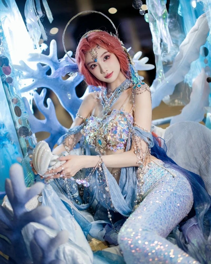 Cosplay nàng tiên cá xinh đẹp bối cảnh đại dương xanh