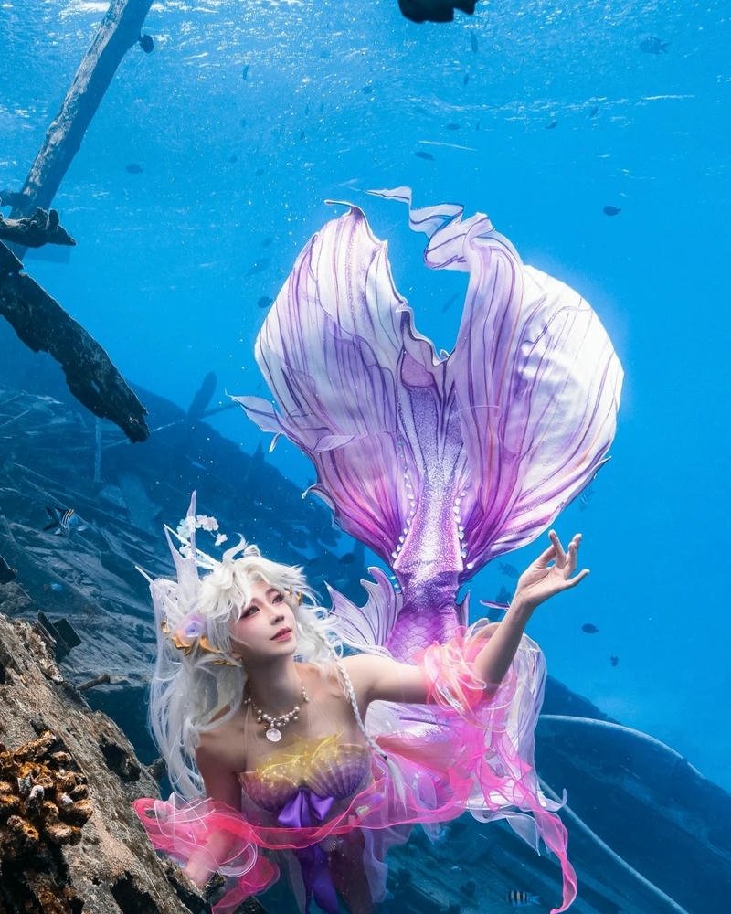 Cosplay nàng tiên cá xinh đẹp bơi lội dưới nước