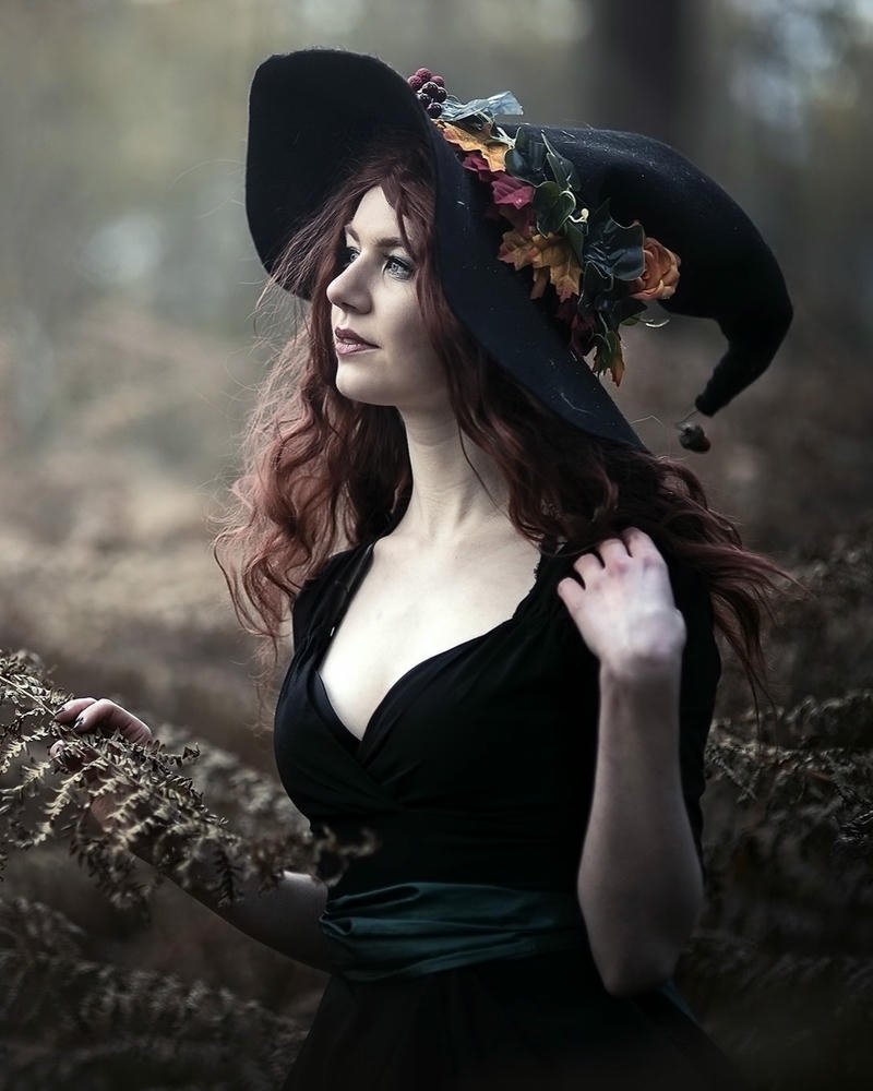 Cosplay phù thủy nữ tạo dáng nghệ thuật đẹp