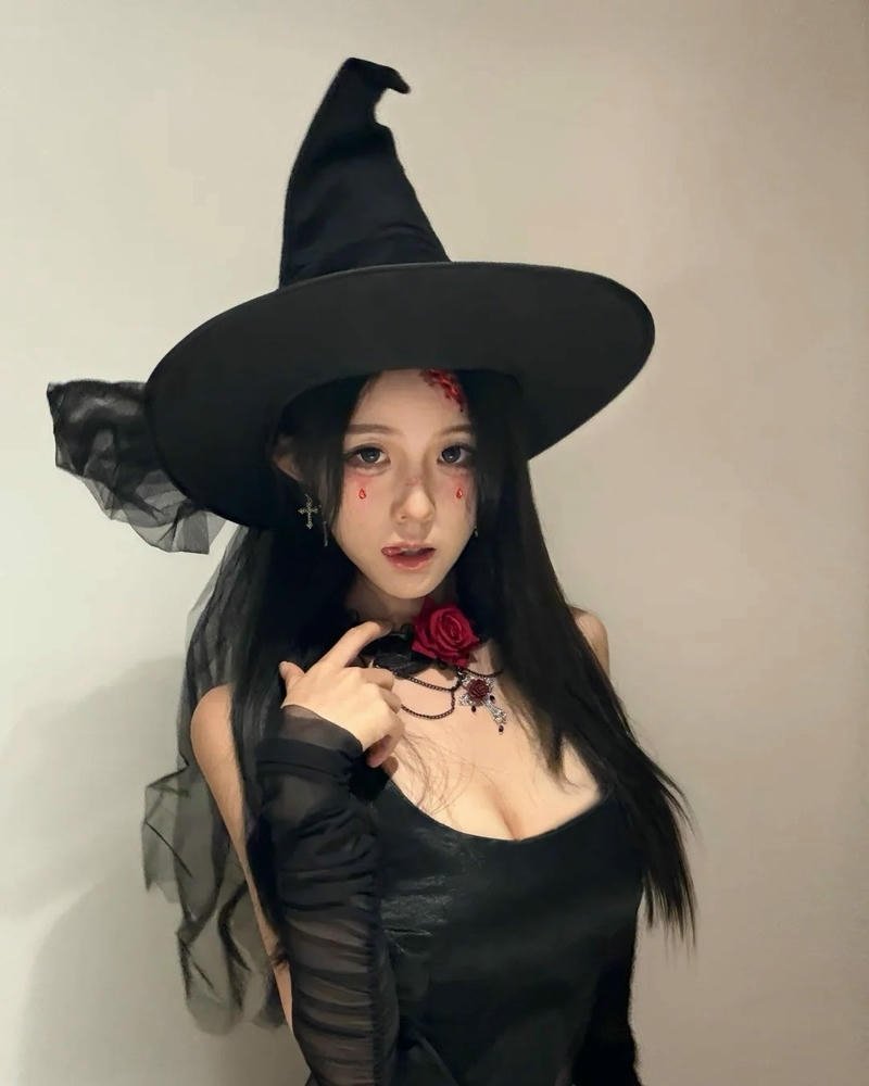 Cosplay phù thủy tạo hình nhân vật phép thuật