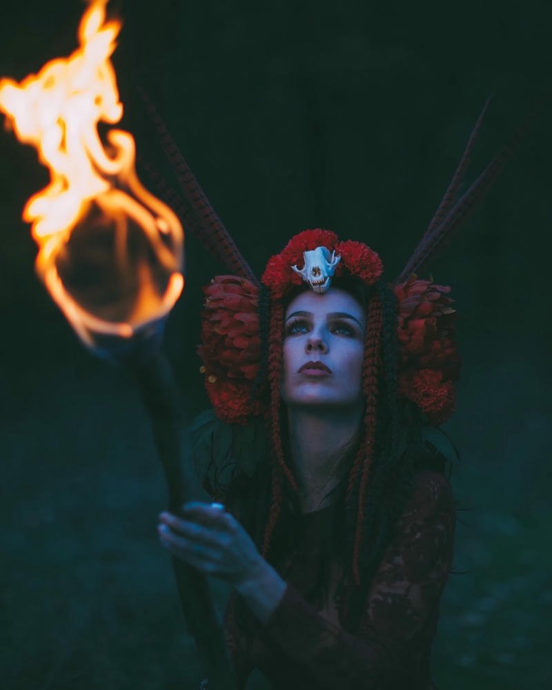 Cosplay phù thủy tạo hình phép thuật ấn tượng