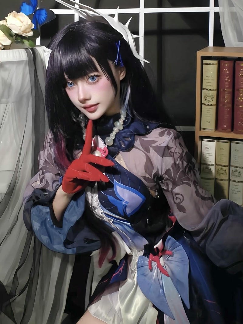 Cosplayer Hà Vi mặc váy xanh đen tóc đen dài