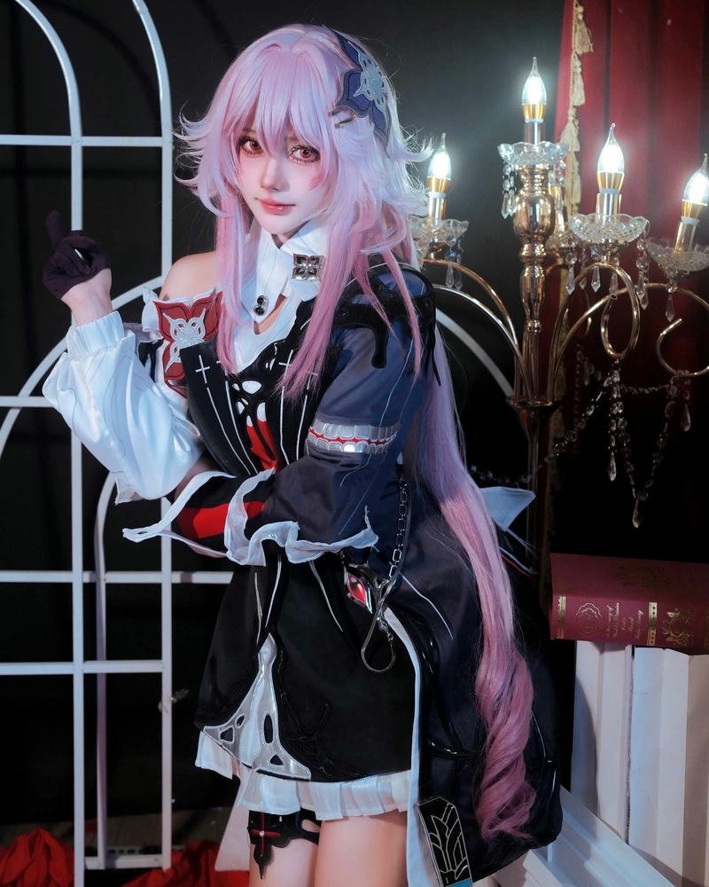 Cosplayer Hà Vi trang phục hầu gái đen tóc hồng