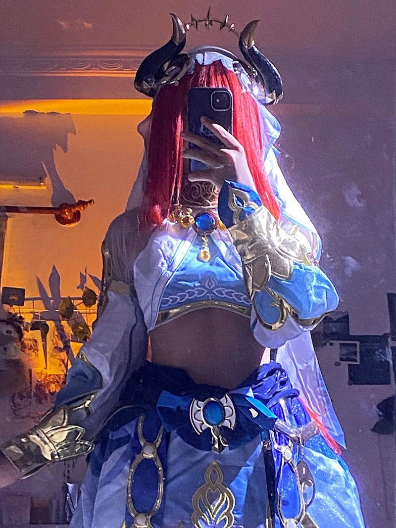 Cosplayer Mai Phương tạo dáng chuyên nghiệp trong studio ảnh