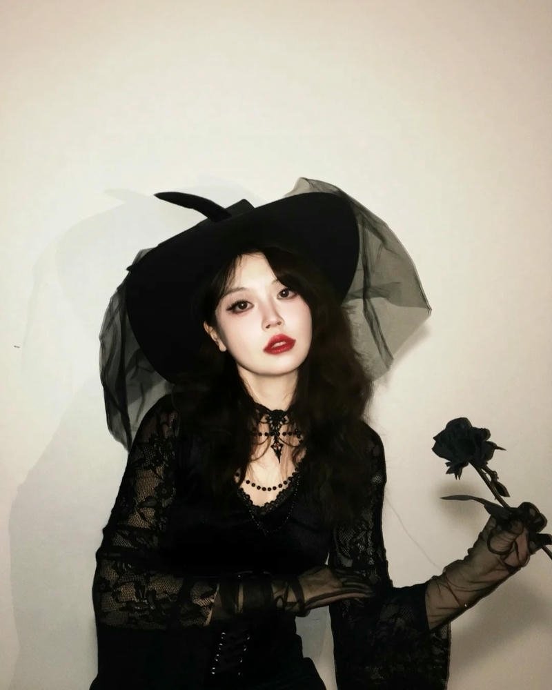 Gái xinh ảnh cosplay phù thủy chụp ngoại cảnh