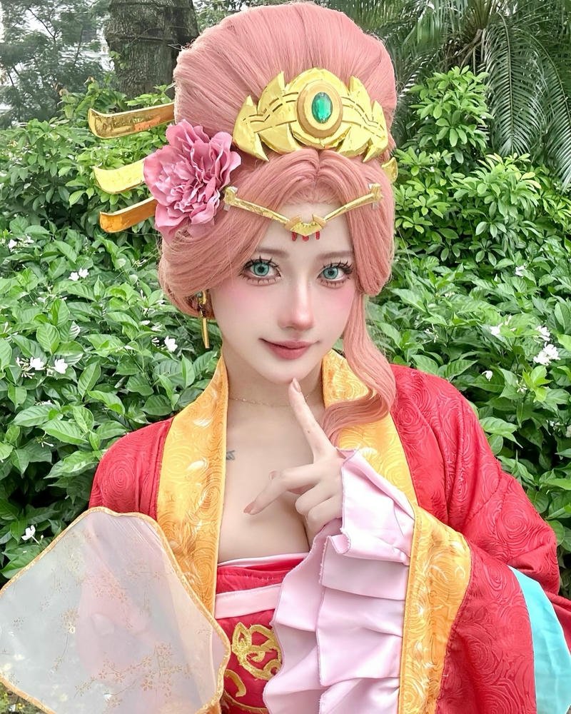 Hà Vi cosplay cute cổ trang Trung Quốc màu đỏ rực