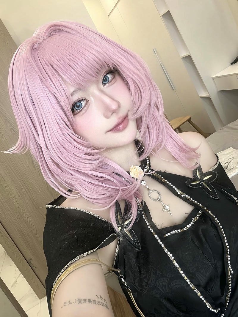 Hà Vi cosplay cute tóc hồng váy đen dây xích