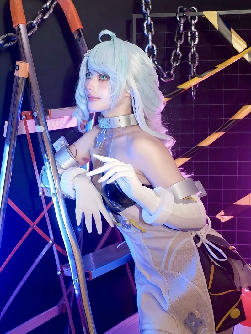 Hà Vi cosplay cute tóc trắng trong lồng đèn tím