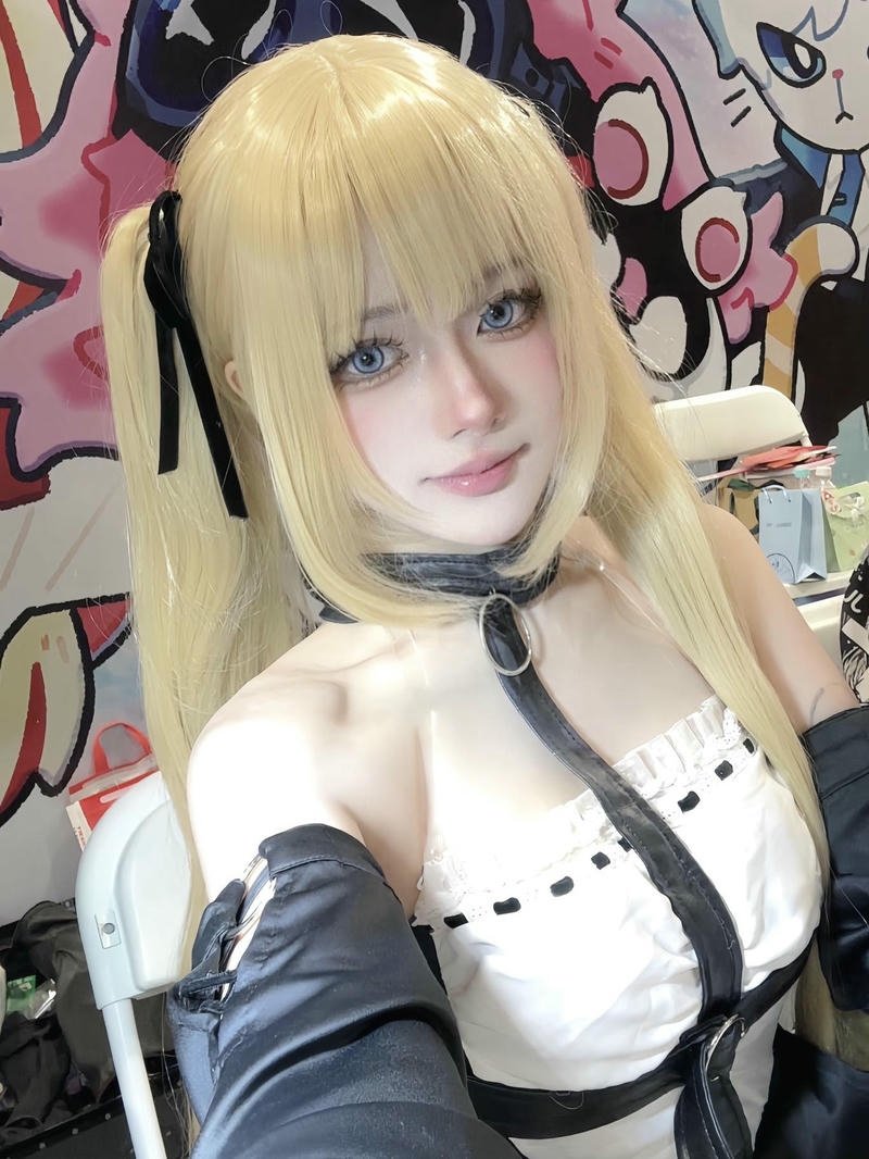 Hà Vi cosplay cute tóc vàng áo dây độc đáo