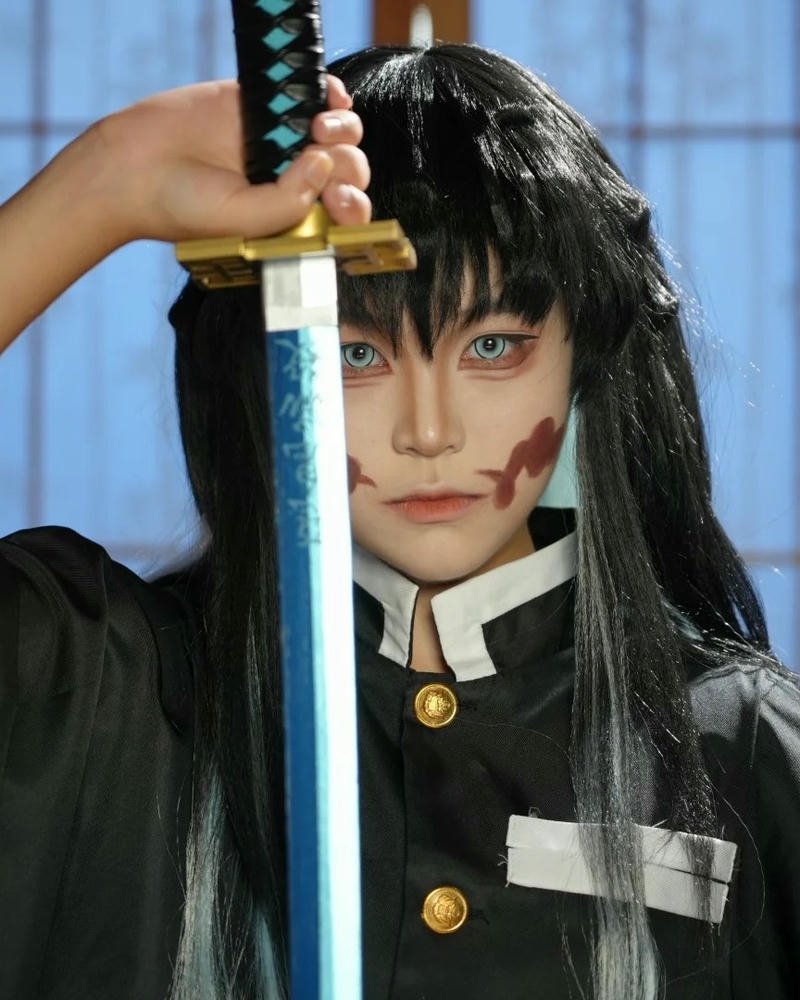 Hà trụ cosplay cầm kiếm che mặt với hiệu ứng ánh sáng